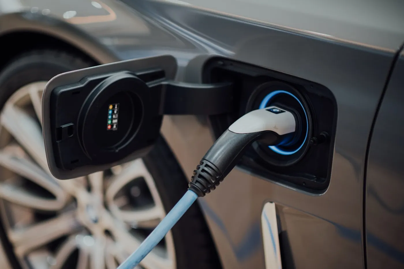 Electric vehicle charging cable representing advanced battery sensing